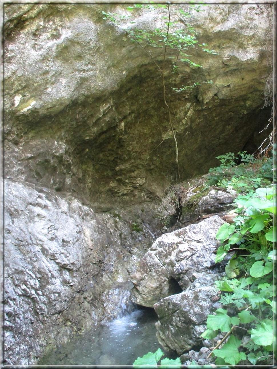 Pod skalou