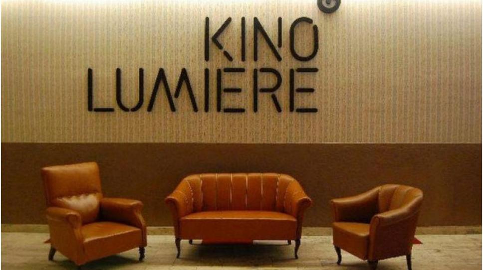 • Foyer Kina Lumière 'pred časom kovidovým.' •
