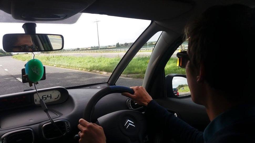 Zvyknúť som si musel nielen na jazdu po ľavej strane, ale aj na dodržiavanie rýchlosti. Tachometer totiž ukazuje míle za hodinu, nie kilometre.