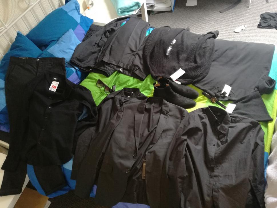 Keď išlo o oblečenie v zľave, a ešte k tomu čierne, nikto a nič ma nezastavilo. Ani prázdny účet na bankovom konte.