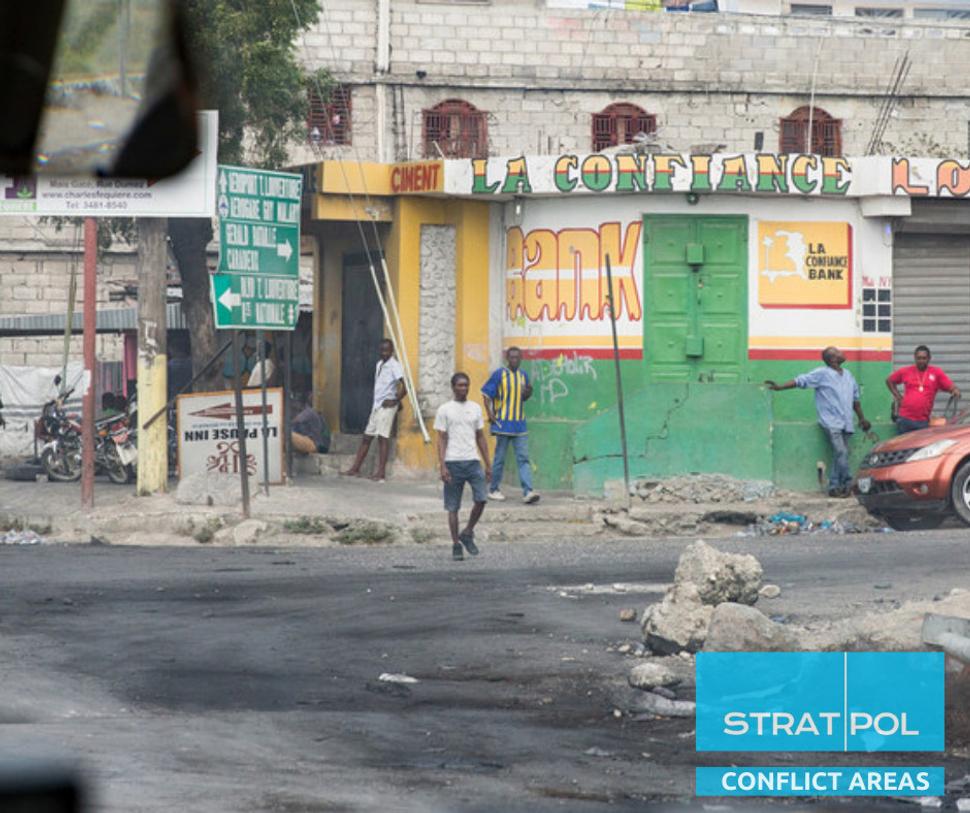 Zvyšky požiaru a trosky na mieste protestov v Port-au-Prince. (Zdroj : Leonora Baumann)