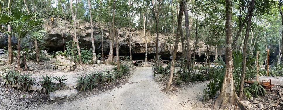 Cenote Dos Ojos.