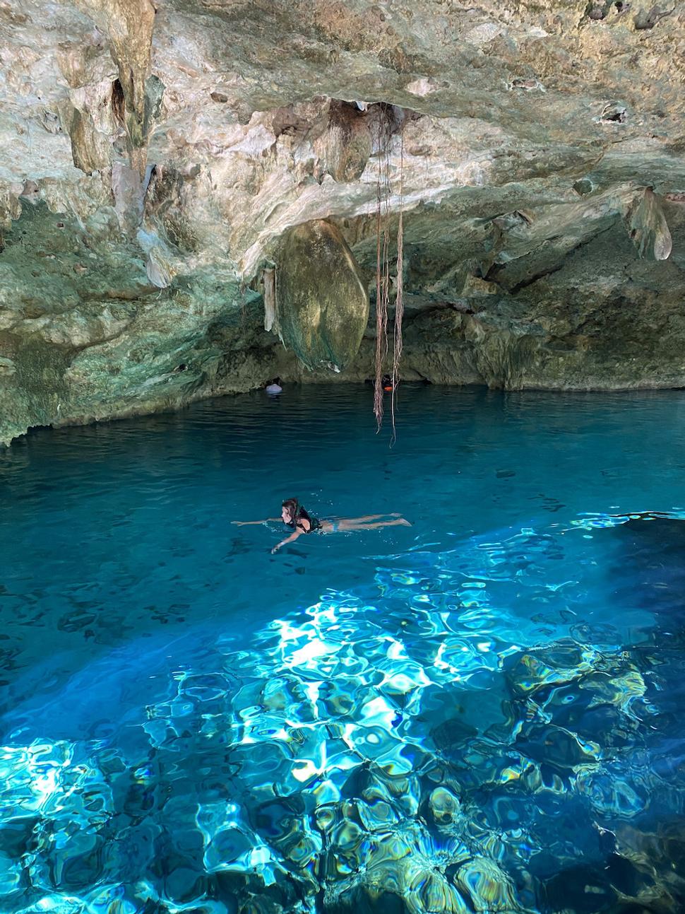 V jednotke cenote sa nám už do vody nechcelo, tak som si odfotil túto slečnu.