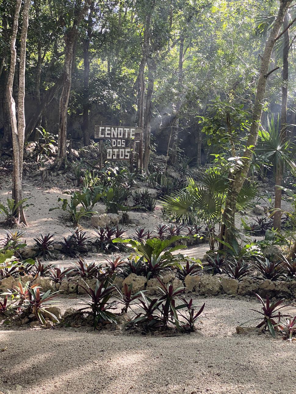 Cenote Dos Ojos.