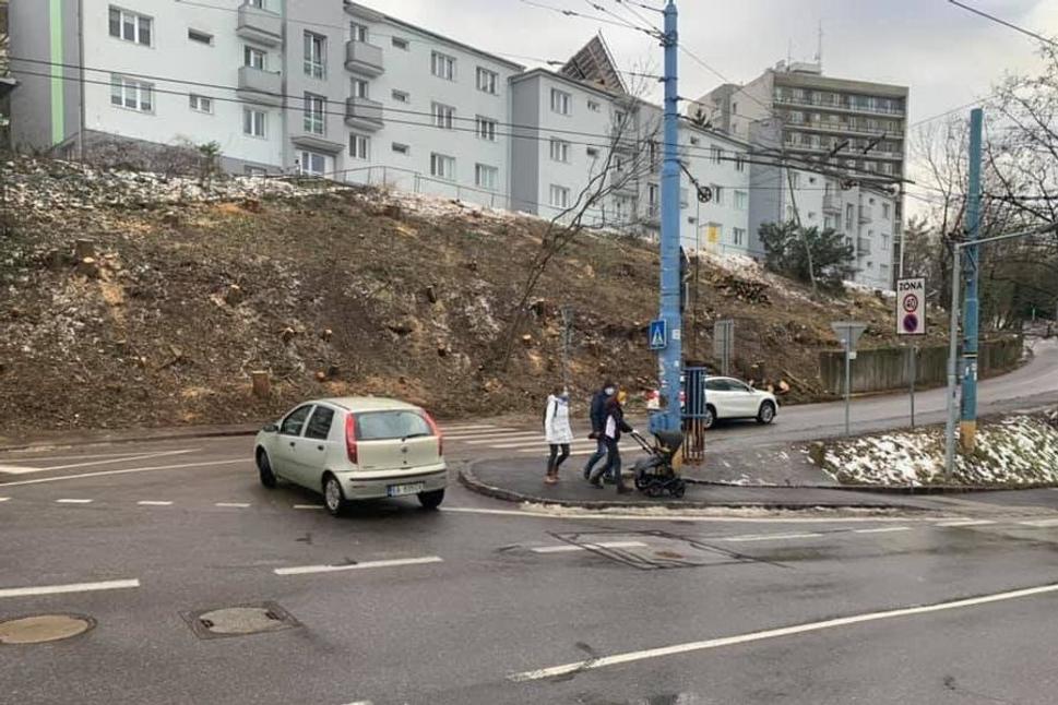 Smutný pohľad na Drotársku cestu bez lesíka