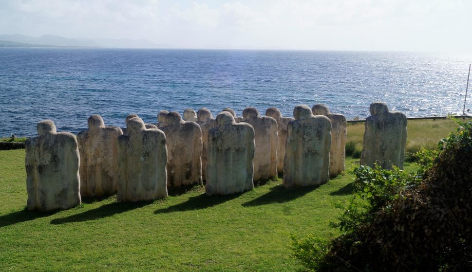 Anse Cafard Slave Memorial - 15 nehybných svedkov hľadiacich na oceán. Sochy sú usporiadané v tvare trojuholníka reprezentujú obchod s otrokmi medzi Afrikou, Karibikom a Amerikou