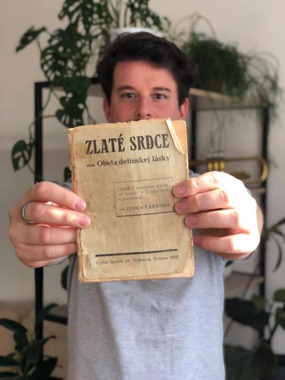 Spoluzakladateľ ochotníckeho divadla Mgr. art Lukáš Jurko v rukách držiaci hru od Ferka Urbanka - Zlaté srdce.
