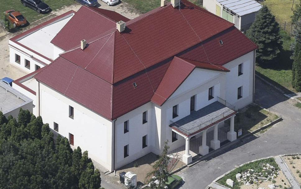 Vzhľadom na fakt, že klasicistický kaštieľ Lipthayovcov, nie je NKP bolo dovolené aby prešiel takouto zaujímavou rekonštrukciou.
