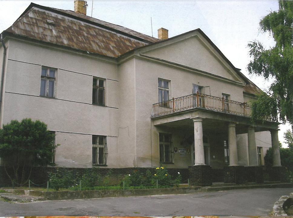 Kaštieľ rodu Lipthay pred rekonštrukciou.