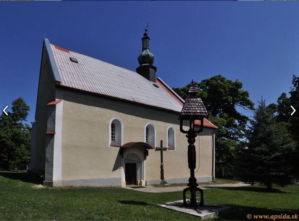 Kostol sv. Kozmu a sv. Damiána nad obcou.