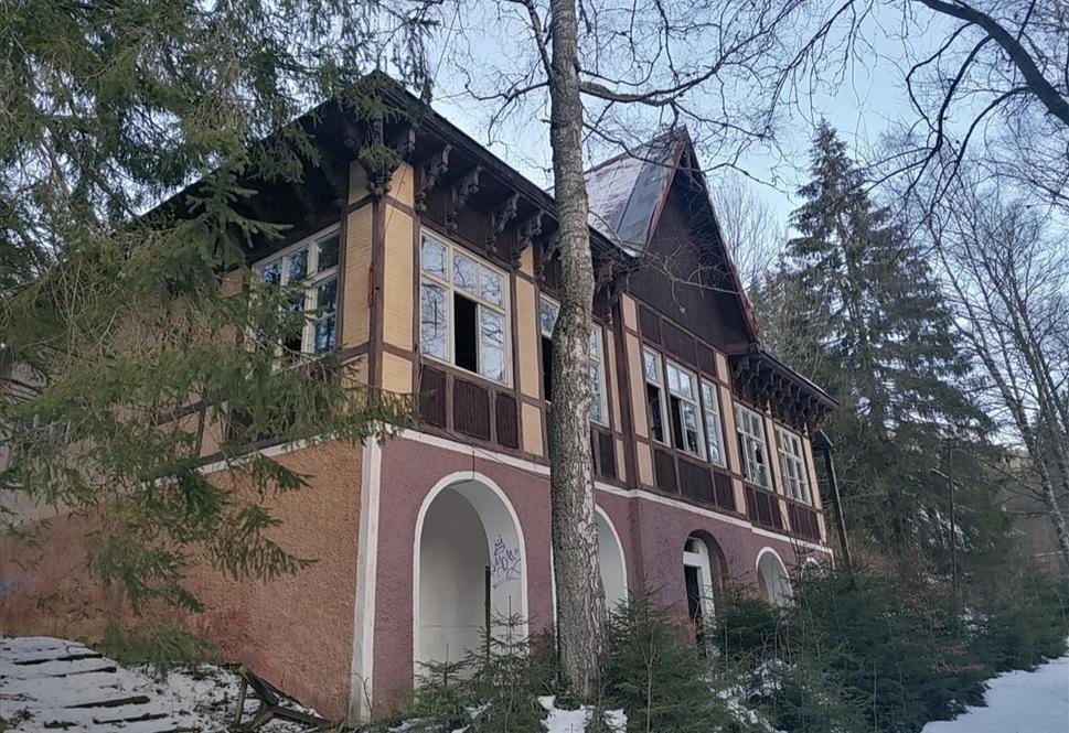Spoločenský dom. Zdá sa, že vstúpiť nebude problém.