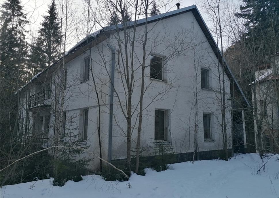 podľa mapky v tejto budove bolo zdravotné stredisko a knižnica