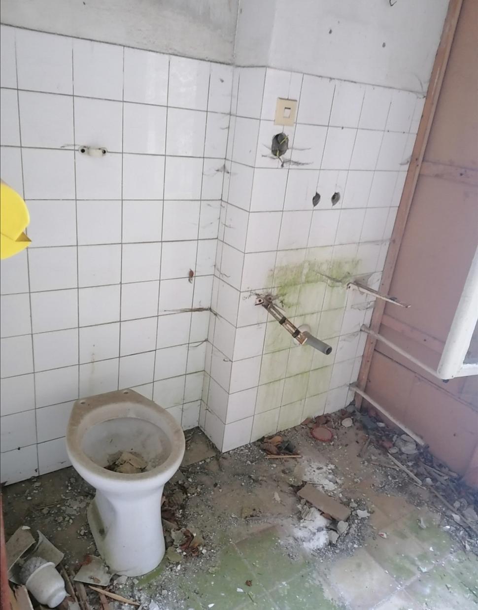 hygienické miestnôstky v ubytovacej časti sú tiež v biednom stave