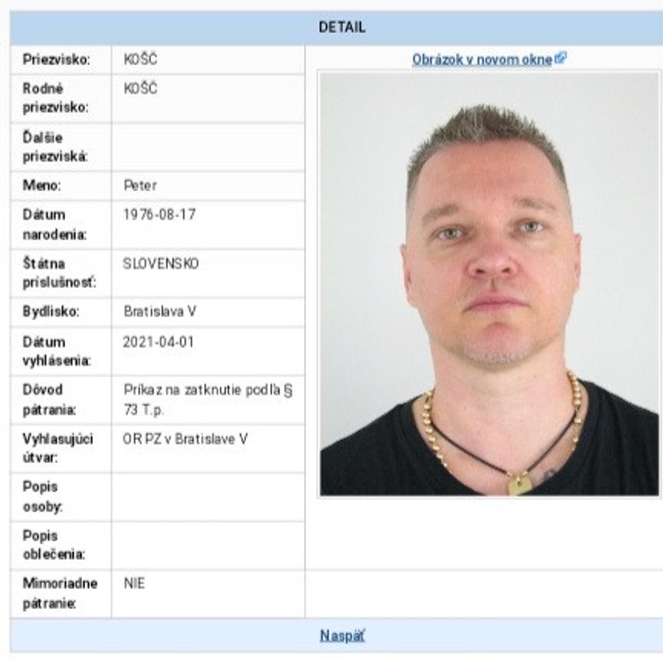 O pár dní neskôr súd vydal príkaz na zatknutie.
