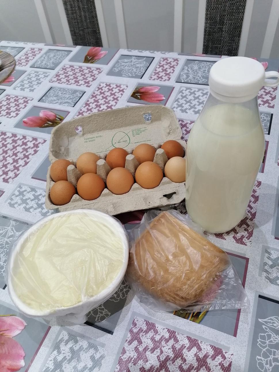 Ovčia bryndza, údený ovčí syr, mlieko a domáce vajíčka.