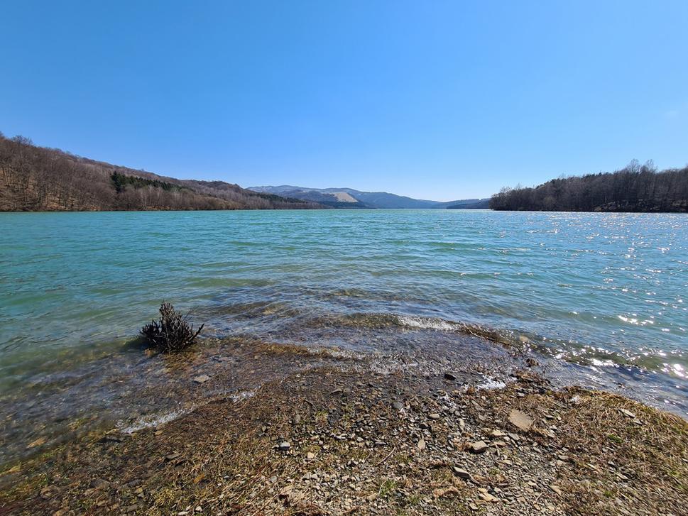 Vitajte na Slovensku! Miesto, na ktoré sa fotografia sústreďuje je miestom, kde kedysi viedla oficiálna cesta dedinou Starina. Aj z tejto obce boli ľudia vysťahovaní kvôli výstavbe vodnej nádrže. Celkovo bolo vysťahovaných a zaniknutých 7 obcí (Dara, Ostrožnica, Zvala, Starina, Smolník, Veľká Poľana, Ruské).