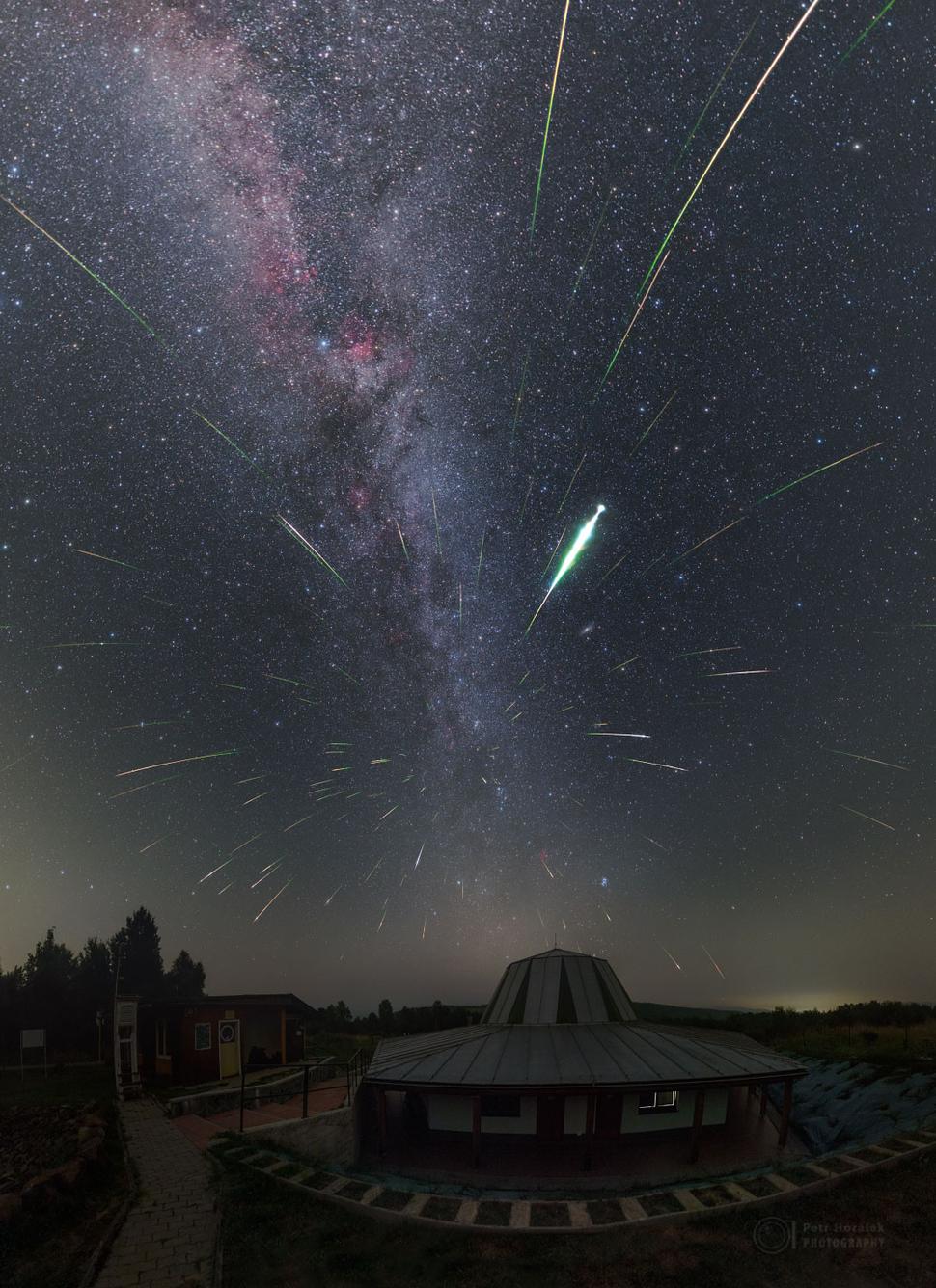 Park tmavej oblohy. Fotografia zachytávajúca nočnú oblohu počas padania Perzeidov na Astronomickom observatóriu na Kolonickom sedle v NP Poloniny z roku 2019. NASA ocenila snímku a vybrala ju ako Astronomy Picture of the Day. Autorom snímky je Petr Horálek.
