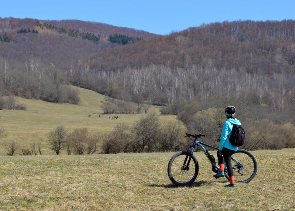 Prvotné zapózovanie. Potom sme odparkovali zapožičané e-bicykle (https://www.poloniny.bike/) a čo sa dialo neskôr, o tom ste sa už dočítali vyššie.