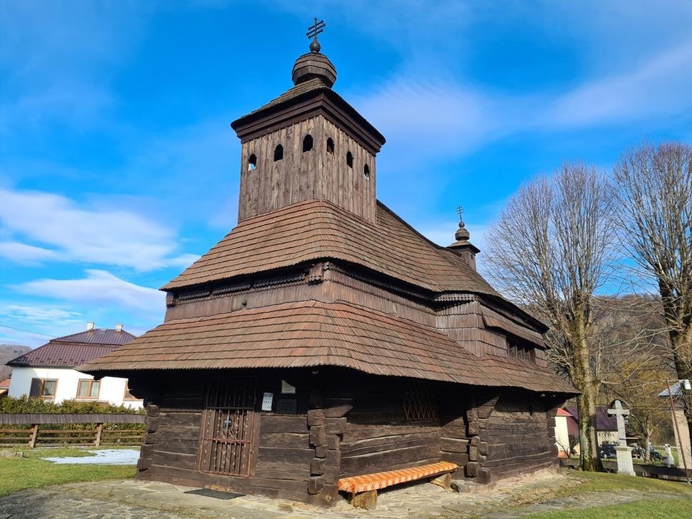 Tak predsa! Ešte jedno -naj- spomeniem. Nachádza sa tu najviac národných kultúrnych pamiatok v rámci národných parkov Slovenska - sú to drevené kostolíky. Touto fotografiou z Uličského Krivého srdečne pozdravujem kamaráta Jara, ktorý ma zobral na výlet do tejto dedinky. Sľúbila som mu, že aj jeho spomeniem v článku. Hádam mi za to ešte kúpi pivo.