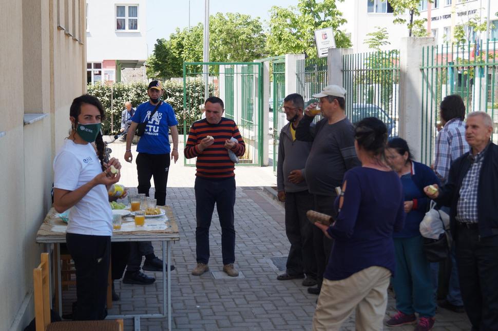 Arancha has regular breakfast with the participants of her micro-project.