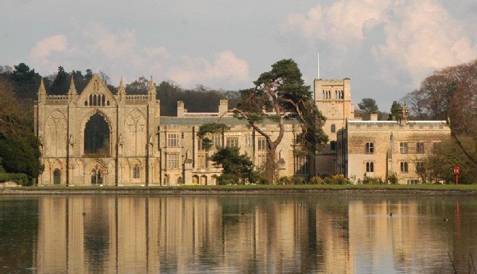 Bývalý kláštor v Newstead Abbey, kde záhradník Georgea Byrona našiel lebku, z ktorej si dal básnik urobiť pohár