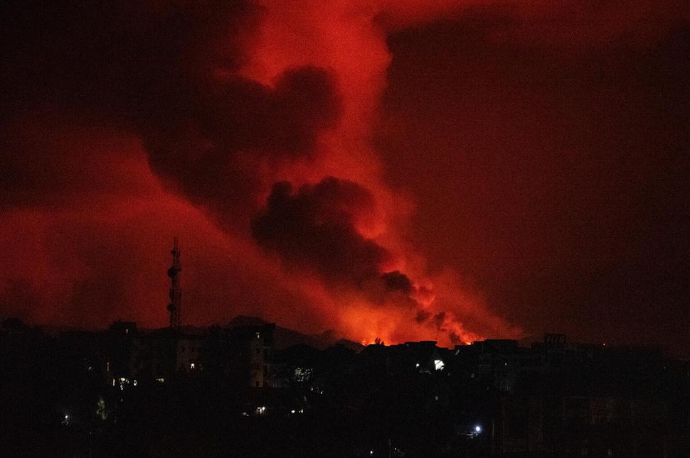 Žeravá láva zo sopečnej erupcie hory Nyiragongo, ku ktorej došlo neskoro 22. mája.
