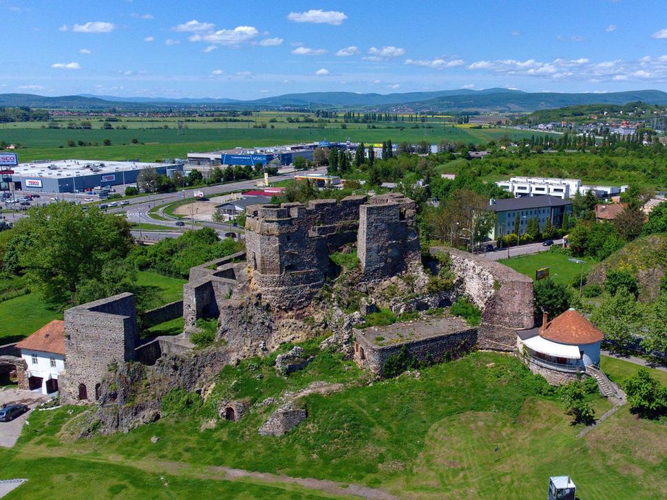 Levický hrad vznikol v druhej polovici 13. storočia a jeho úlohou bolo chrániť cestu k stredoslovenským banským mestám. Svoje slávne časy zažil aj v období protitureckých vojen.