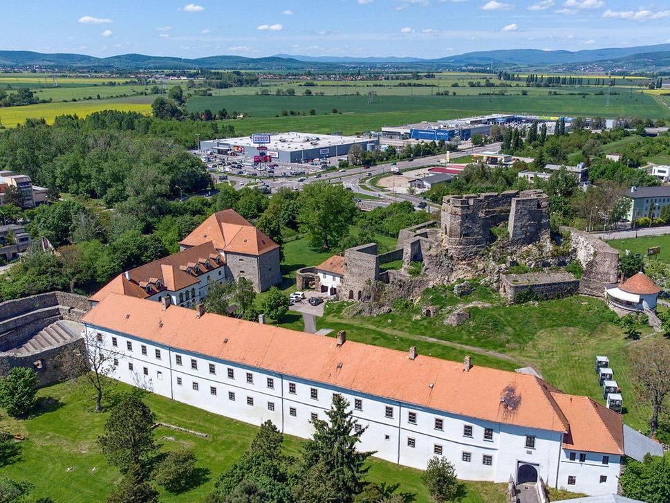 19. júla 1664 sa v priestore medzi obcami Starý Tekov, Hronské Kľačany a Podlužany rozpútala krutá bitka. V ľútom boji bolo Osmanské vojsko na hlavu porazené. V bitke padol Štefan Koháry, hlavný kapitán banských miest a župan Hontianskej stolice.