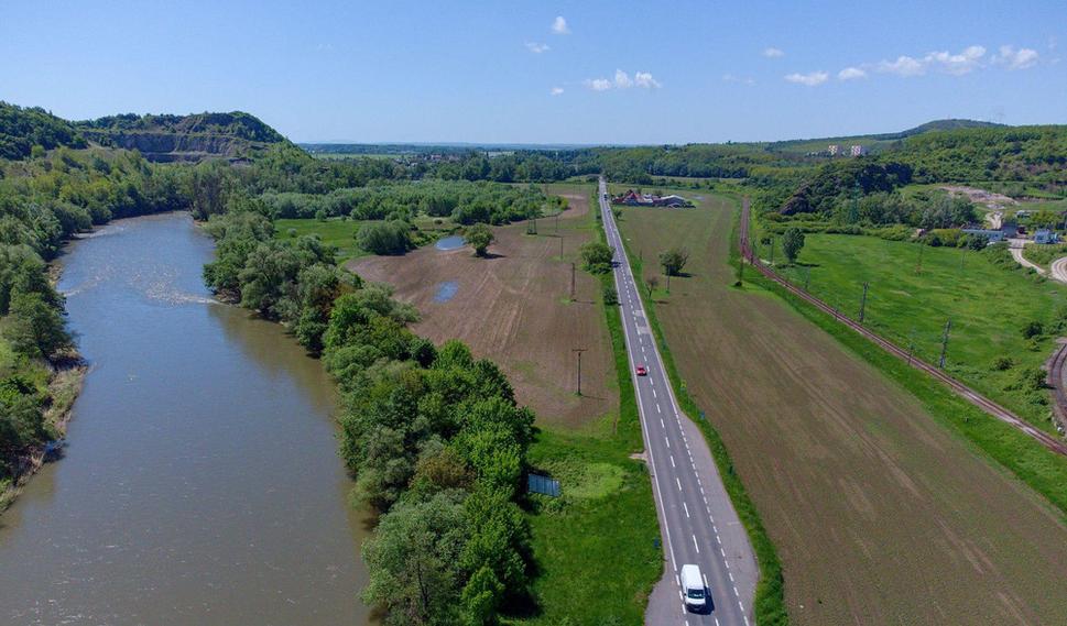 Pohľad na vstup do Slovenskej brány po toku Hrona, od Kozároviec. Pri Skale (vpravo na fotke) bolo donedávna regionálne smetisko. .