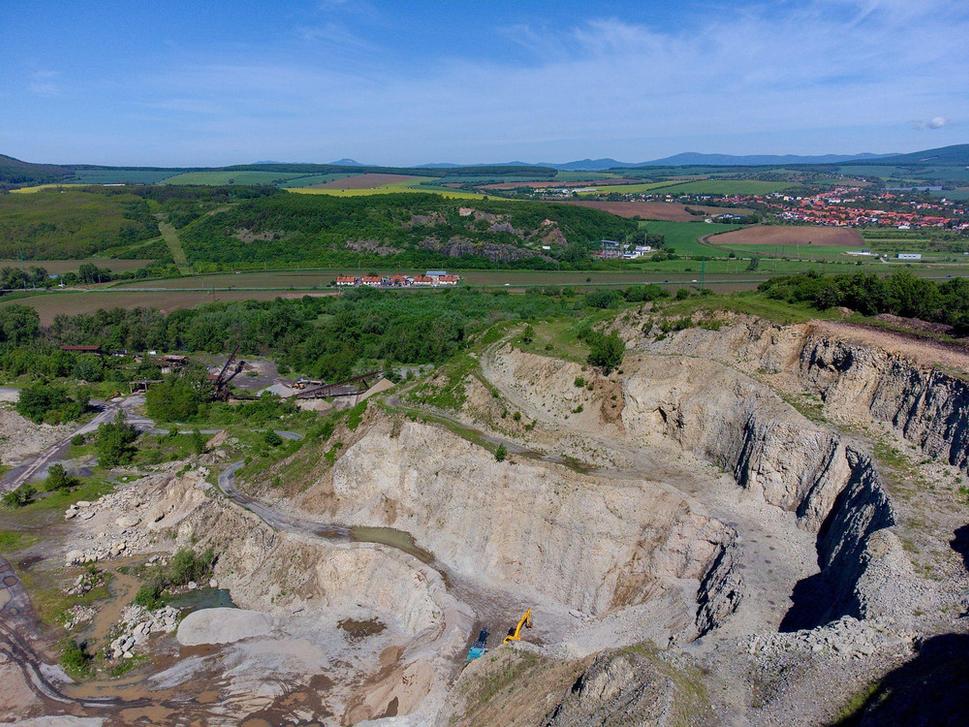 Vstup do Slovenskej brány z juhu je zdevastovaný ťažbou kameňa, dodnes pokračuje napriek petícii občanov Rybníka. Kedysi na vysokej Kusej hore stálo hradisko, dnes je tu kráter. Protiľahlú stranu „brány“ tvori kopec Skala, patriaci ku Kozárovciam.