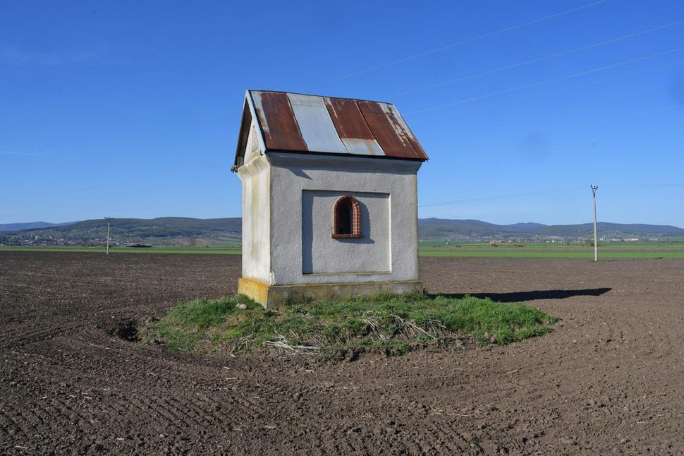 Druhý pamätník je v chotári Hronských Kosíh, tam kde sa telo Štefana Koháryho zachytilo o hrušku a kde posledný raz vydýchol. Bolo to 19. júla 1664. Jeho hrobku nájdete v kláštore v Hronskom Beňadiku.
