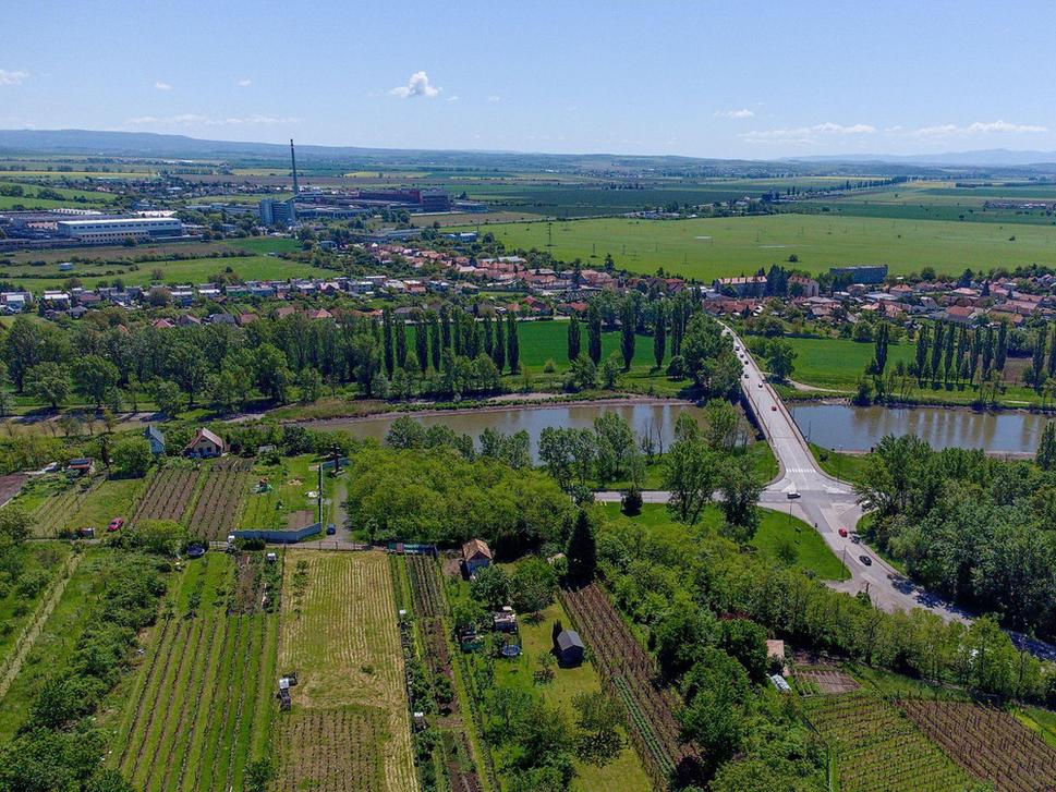 Pohľad sponad hradiska Festúnok smerom k rieke na obec Tlmače a kedysi slávne Slovenské energetické strojárne S. M. Kirova.