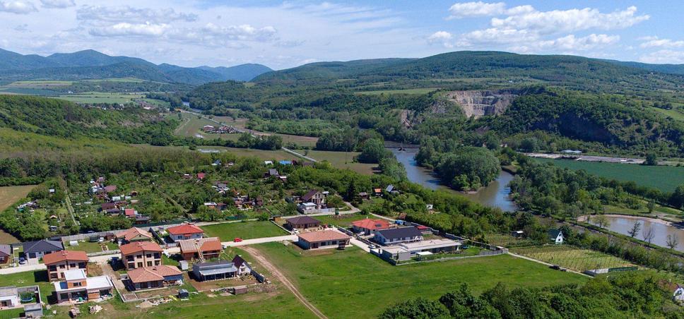 Hradisko Festúnok stálo tesne pred vstupom do Slovenskej brány z juhu. Pohľad sponad hradiska Festúnok na Skalu v Kozárovciach a Kusú horu s kameňolomom, na náprotivnom brehu.