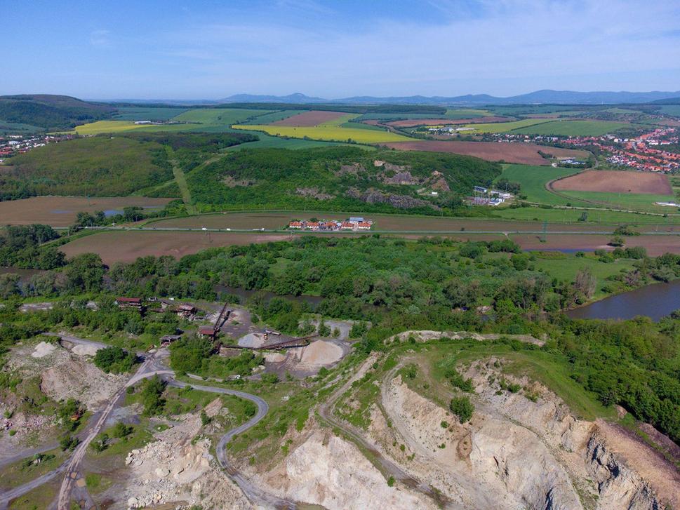 Pohľad sponad kameňolomu Galiba pri Rybníku na náprotivnú skalu pri Kozárovciach. Z prírodnej brány Porta Slovenica zostalo po nekontrolovateľnej ťažbe andezitu iba torzo.