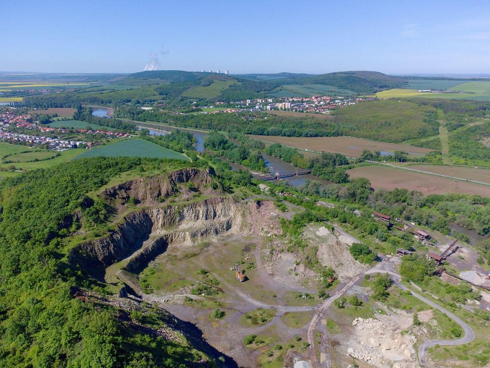 Tu na Kusej hore kedysi naozaj bola hora, teda vysoký kopec, a na ňom stálo hradisko. Dnes je tu hlboká jama ako po páde meteoritu.