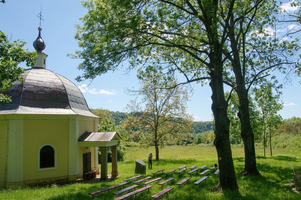 Pohľad na plochu hradiska a Morovú kaplnku Božej krvi z obranného valu na severnej strane.