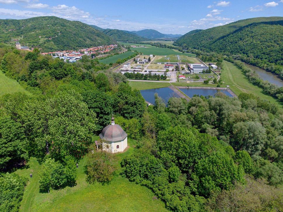 Kláštor a hradisko na Beňadickej skale chránili vstup do Porta Slovenica zo severu. Na tomto mieste severná časť Slovenskej brány končí. Hore Pohroním vedie cesta k banským mestám.