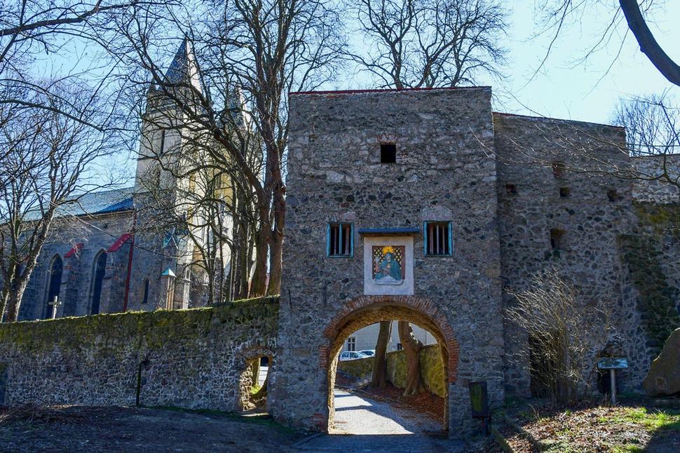 Vstupná brána do areálu kláštora.