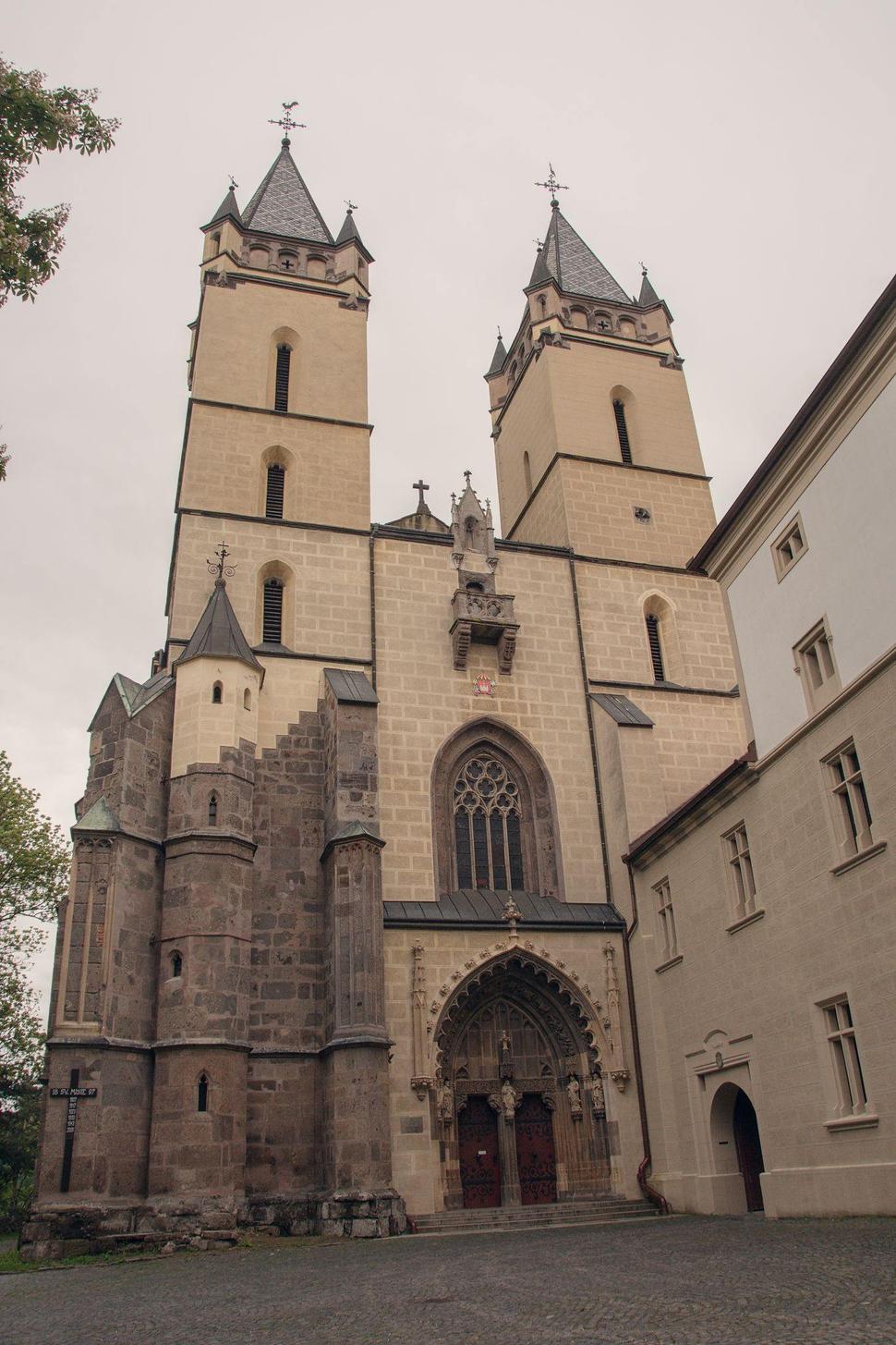 Perlou kláštora je gotický kostol. Trojloďovú katedrálu postavili v rokoch 1346 – 1375 na základoch ešte staršieho kostola. Dnes sa radí medzi najvýznamnejšie gotické stavby na Slovensku. Priečelie kostola je tvorené dvojicou mohutných veží.