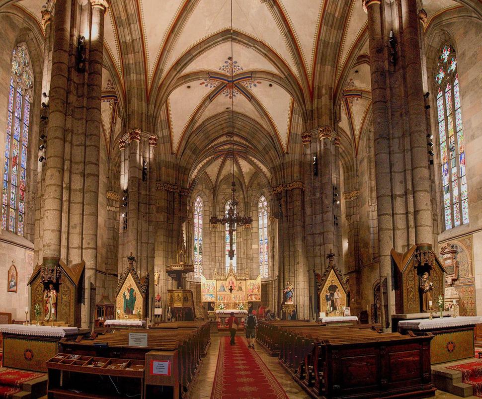 Veľkolepá trojloďová bazilika so zaklenutými impozantnými krížovými klenbami je architektonickým skvostom.