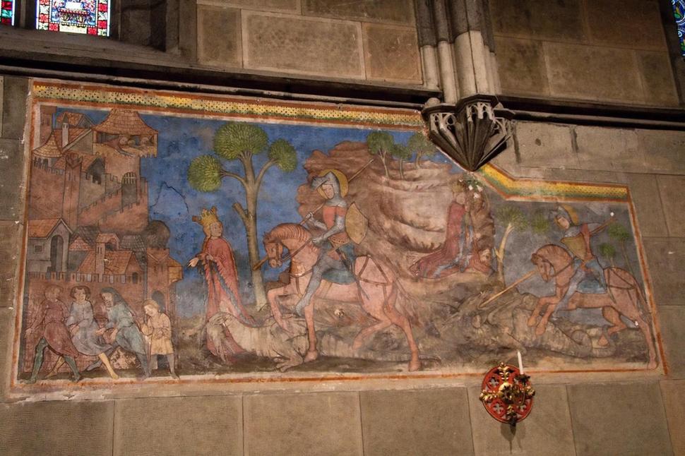 Na stene ľavej lode je vzácna freska z roku 1423, na ktorej je zobrazená legenda o sv. Jurajovi a jeho boji s drakom.