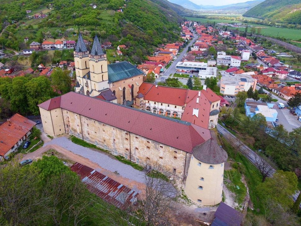 Kláštor mal ideálnu strategickú polohu, strážil Slovenskú bránu. Bol sídlom hlavného veliteľa, pevnosťou vysoko na skalnom ostrohu nad meandrujúcim a do ramien sa rozlievajúcim Hronom, ešte prudko rozbehnutým, tak ako vytekal zo stredoslovenských hôr.
