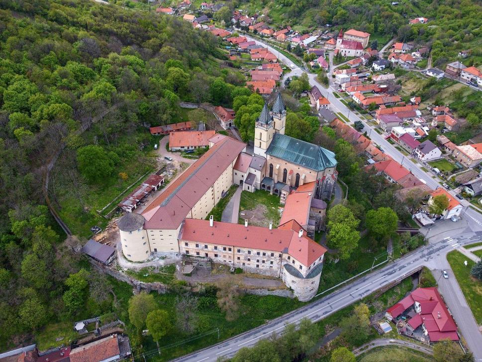 Kláštor mal ideálnu strategickú polohu. Strážil severnú stranu Slovenskej brány, rieku Hron a dve cesty prichádzajúce z juhu a západu do Pohronia a pokračujúce spoločne na sever k banským mestám.