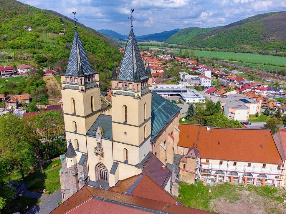 Kláštor bol v časoch tureckého nebezpečenstva zaradený do protitureckého telegrafu – systému vartoviek. Z veží kláštora bolo dovidieť na strážnu vežu Luchtov a hrad v Tekovskej Breznici, ktorý vďačí za svoj vznik ostrihomskému arcibiskupstvu.