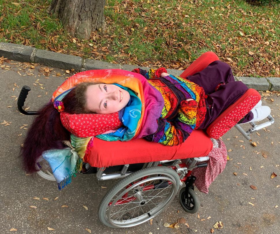 Otec Petre zostrojil špeciálny vozík, vďaka ktorému sa môže pohybovať v ležiacej polohe.