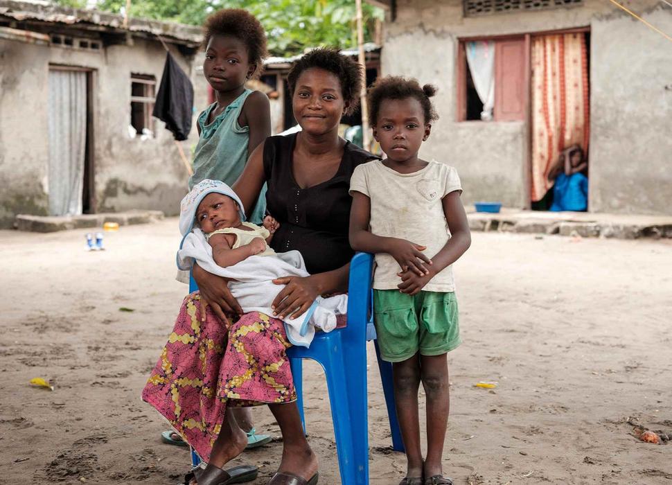 Mama Bwanga (25) zobrala svojho mesačného syna Dieua a sedemročného Mélého na kliniku, aby ich zaočkovali proti osýpkam. Jej desaťročná dcéra Raissa už zaočkovaná bola.