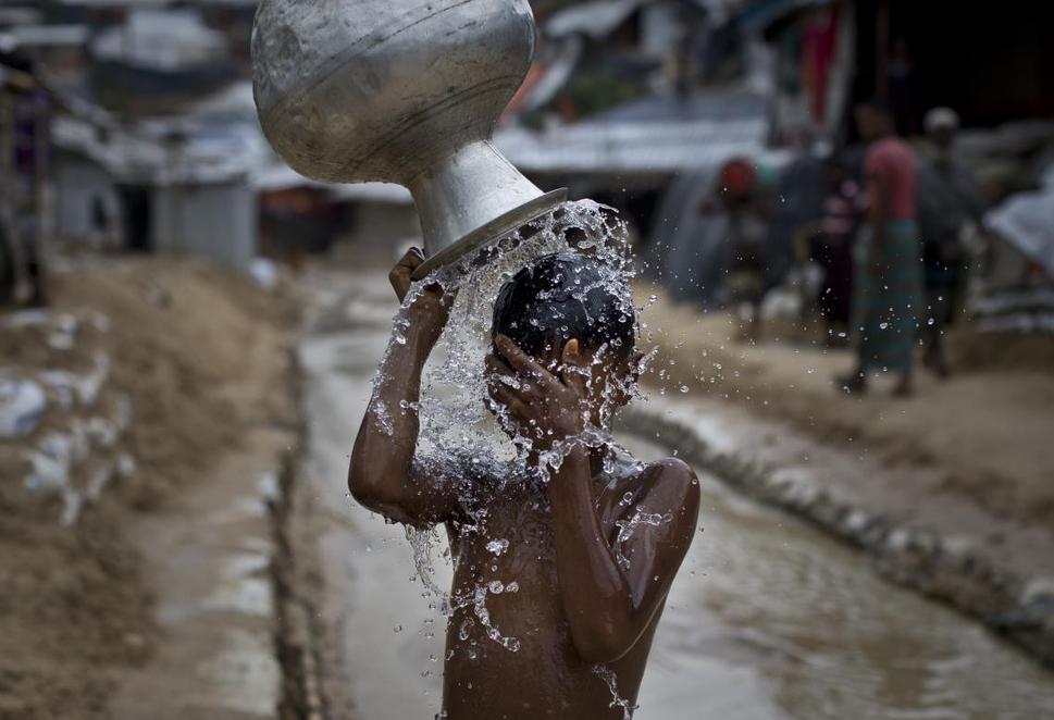 Chlapec sa umýva v Balukhali, časti utečeneckého tábora, kde žije viac ako 800 000 Rohingov - utečencov. Cox´s Bazar, Bangladéš.