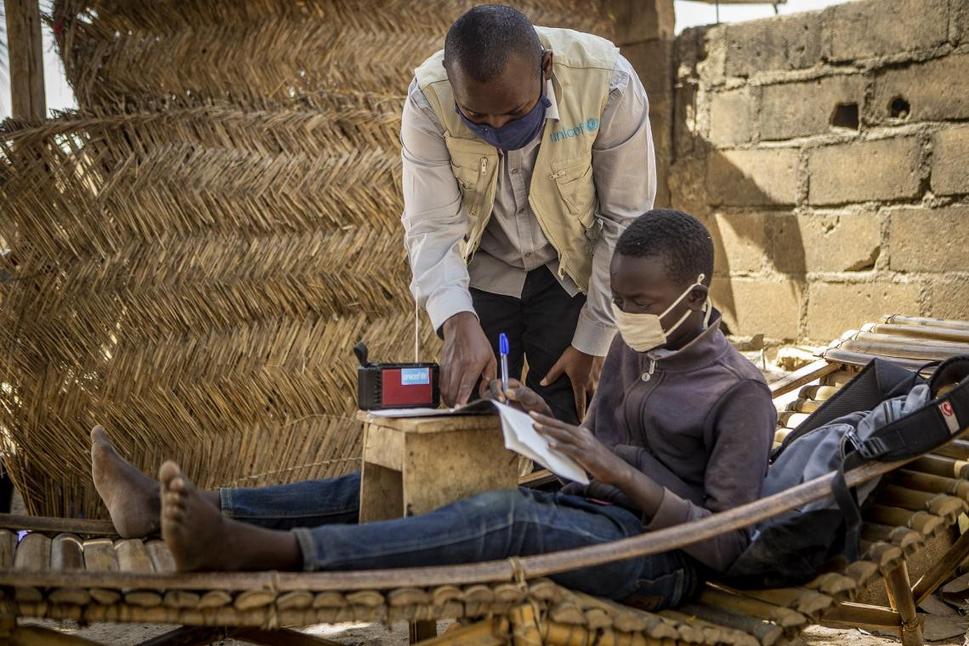 Makono (13) študuje doma počas návštevy vzdelávacieho inšpektora UNICEF v Ségou, Mali.