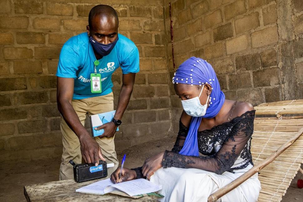 Aichata študuje z domu počas návštevy Dioukou Konateho, vedúceho humanitárneho projektu Educo v Ségou, Mali.