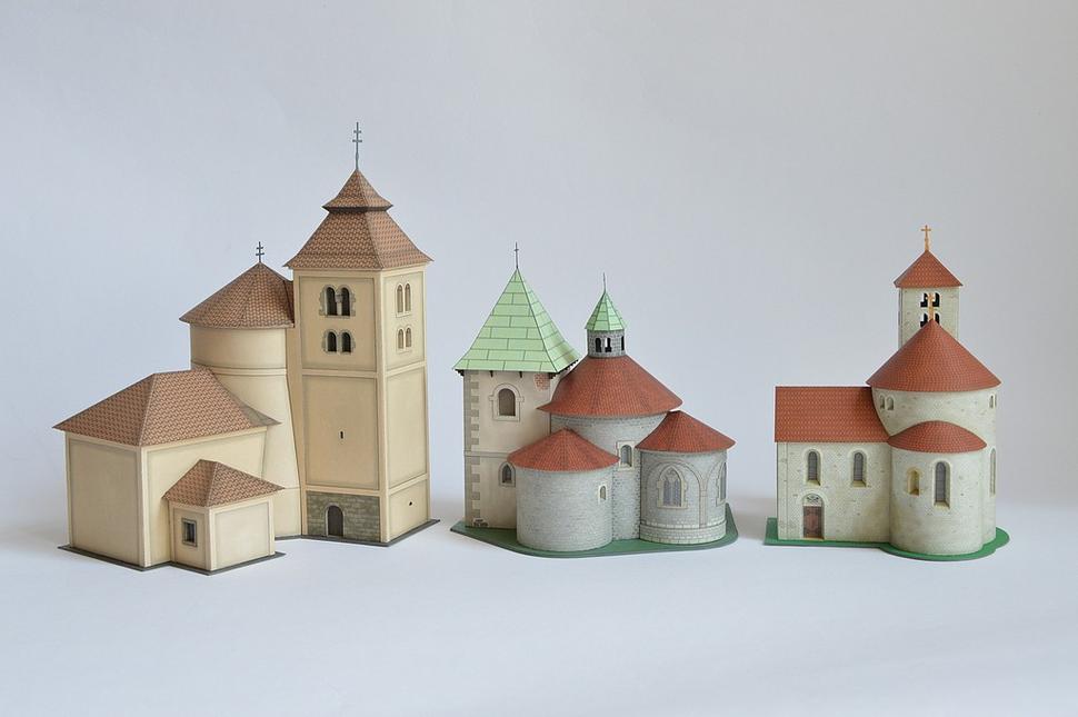 Zľava: Budeč - Rotunda sv. Petra a Pavla, Holubice - Rotunda nanebovzatia Panny Márie, Praha - Přední Kopanina: Rotunda sv. Márie Magdalény